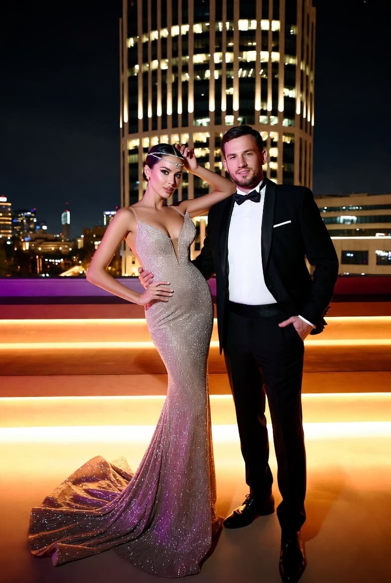 Элегантная девушка в вечернем платье стоит рядом с мужчиной в смокинге на фоне роскошного банкетного зала или московского небоскрёба ночью. Атмосфера luxury и уверенности.